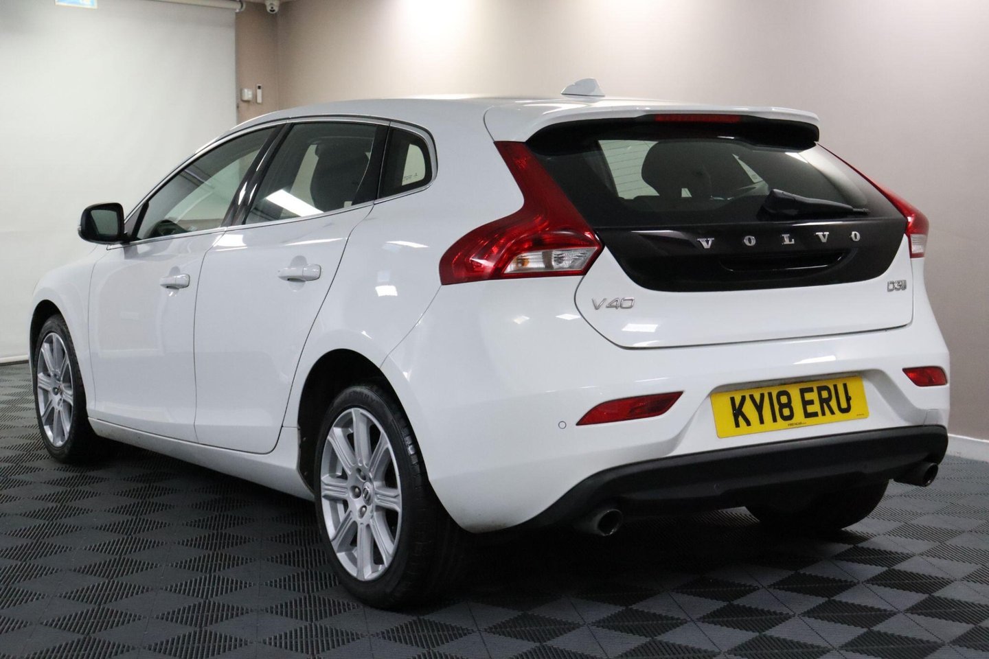 2018 Volvo V40 — image 8