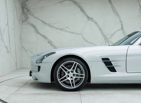 Mercedes-Benz SLS AMG 33