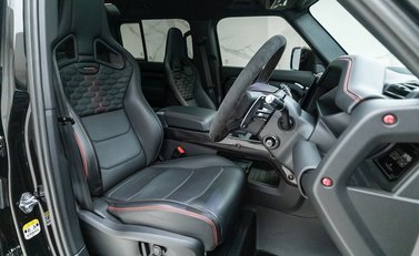 Land Rover Defender 110 V8 P525 URBAN XRS 11