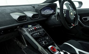 Lamborghini Huracan LP640-4 Performante 13