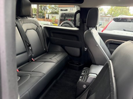 Land Rover Defender 3.0 D250 MHEV X-Dynamic SE SUV 3dr Diesel Auto 4WD Euro 6 (s/s) (250 ps) 32