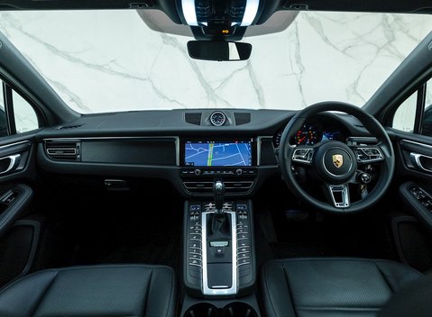 Porsche Macan GTS 17