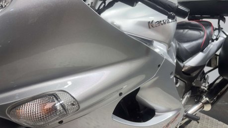 Kawasaki ZZR 2004 ONLY 29K FULL LUGGAGE NEW MOT SERVICED BIG CC TOURER 50