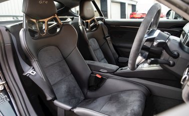 Porsche Cayman GT4 12