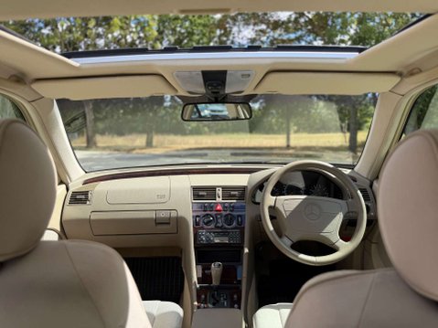 Mercedes-Benz C Class 2.0 C200 Elegance Auto 4dr 2