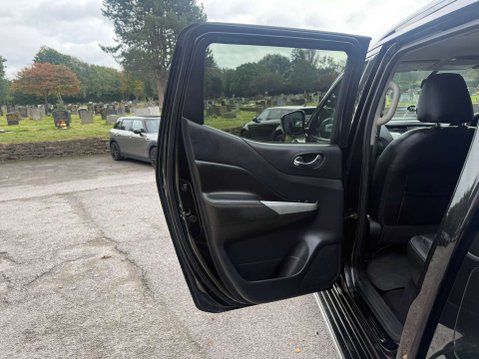 Nissan Navara 2.3 Navara Tekna dCi Auto 4WD 5dr 14