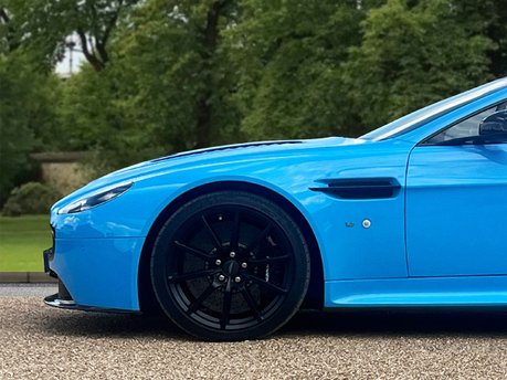 Aston Martin Vantage S V12 10