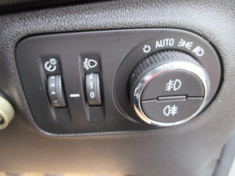 Vauxhall Corsa 1.4i ecoTEC SE Nav Euro 6 5dr 29