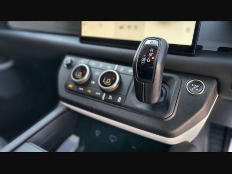 Land Rover Defender HSE MHEV 24