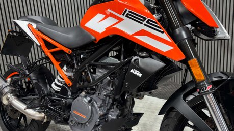 KTM Duke 2017 17K NEW MOT 125CC 15BHP NAKED BIKE 14