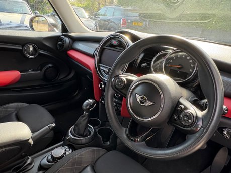 Mini Hatch Cooper 1.5 Automatic Chili / Media XL 3 door - SAT NAV - CONNECTED 3