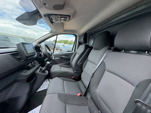 Renault Trafic SWB L1H1 [SOLD MM] Low Roof Business Plus SL28 Air Con Sensors EURO 6 17