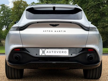 Aston Martin DBX V8 6
