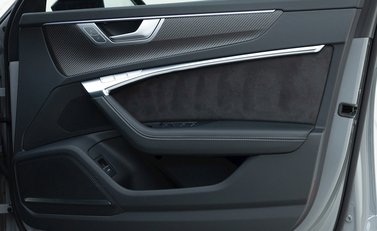 Audi RS6 Avant Carbon Black 23