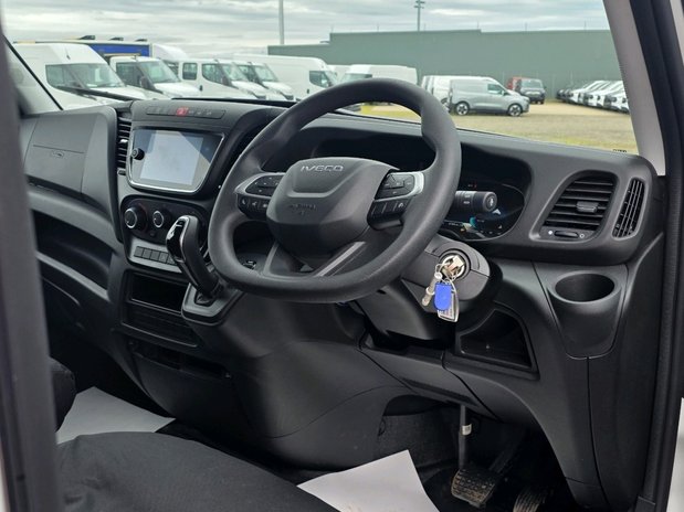 Iveco Daily 35C Hi-Matic Business Curtain / Box with column Tail-lift 22