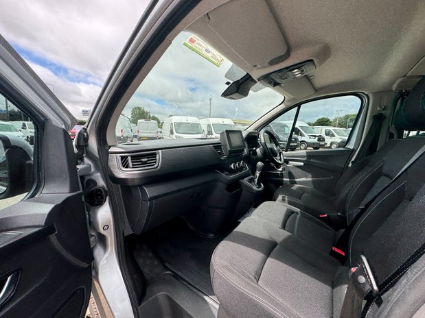 Renault Trafic Crew Cab AUTO LWB L2H1 Low Roof Sport LL30 Air Con Alloys Sensors EURO 6 14