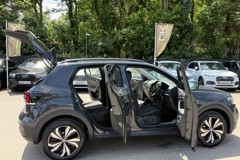 Volkswagen T-Cross SE TSI DSG - ONE OWNER - APPLE CAR PLAY - PARKING SENSORS- FULL SERVICE HIS 22
