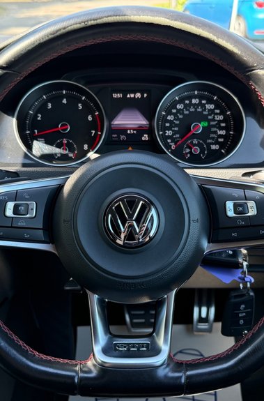 Volkswagen Golf GTI LAUNCH DSG - APPLE CAR PLAY - 2 OWNERS - 9 SERVICES RECORDED 