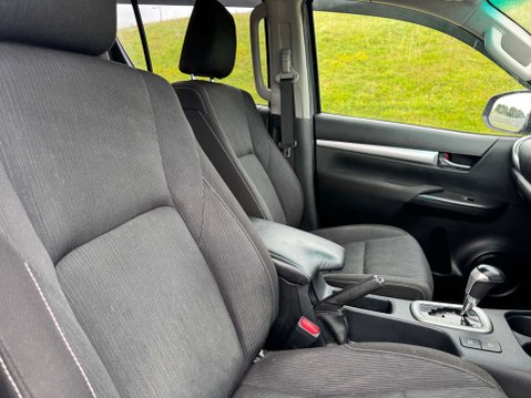 Toyota Hilux 2.4 HI-Luxury Invincible D-4D 4WD Double Cab Auto 4WD 5dr 7
