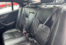 Jaguar XE R-DYNAMIC SE AUTO 32
