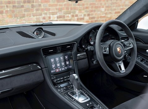 Porsche 911 Carrera GTS (991.2) 17