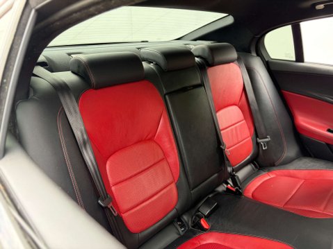 Jaguar XE 2.0 XE R-Sport D Auto 4dr 10