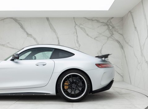 Mercedes-Benz AMG GT R Premium 27