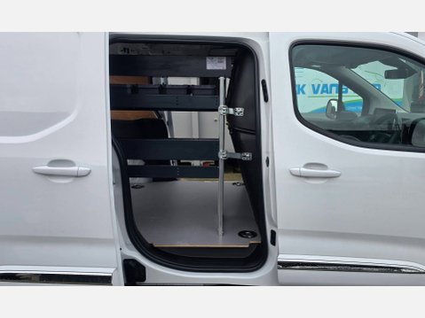 Toyota Proace City design L1 H1 SWB 1.5d 100ps eu6 nav 6 Speed 21