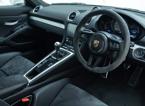 Porsche Cayman GT4 (718) 5