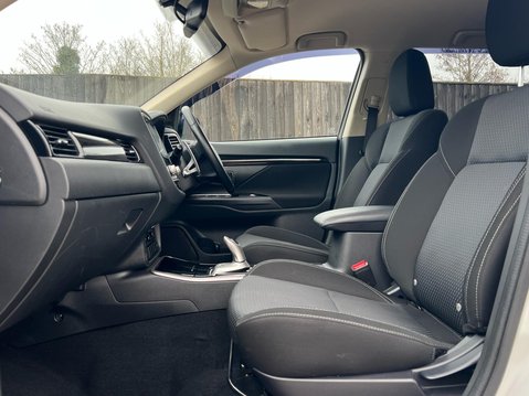 Mitsubishi Outlander PHEV DESIGN 3