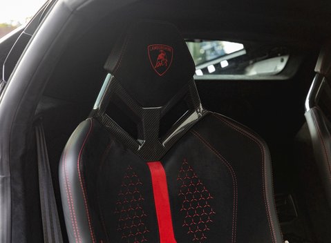 Lamborghini Huracan LP640-4 Performante 13