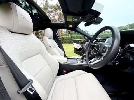 Jaguar XE R-DYNAMIC HSE BLACK 23