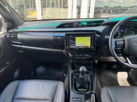 Toyota Hilux INVINCIBLE X 4WD D-4D DCB 28