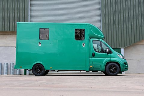 Brand new Pre registered 4.5 TON Seeker Horsebox delivery miles with aluminium stallion partitions  5
