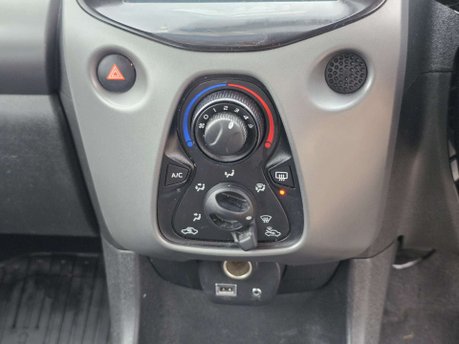Toyota Aygo 1.0 VVT-i x-play Hatchback 5dr Petrol x-shift Euro 6 (71 ps) 43