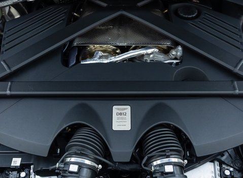 Aston Martin DB12 V8 34