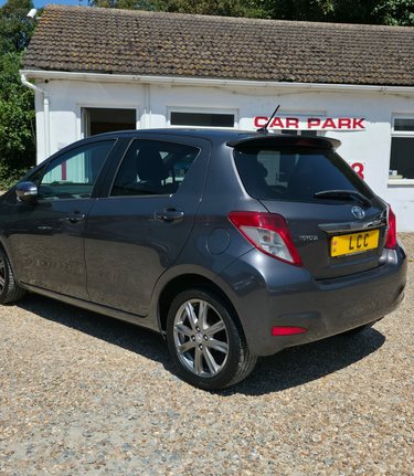 Toyota Yaris VVT-I SR.. AUTOMATIC.. 5 SERVICES.. STUNNING EXAMPLE..  3