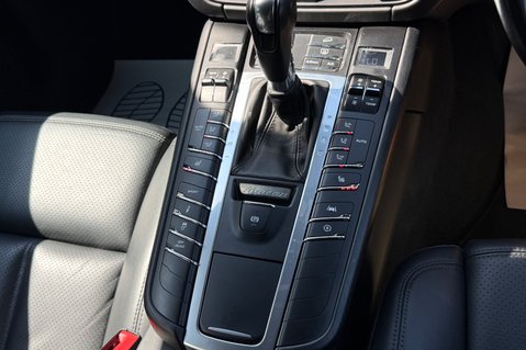 Porsche Macan PDK - 21" TURBO WHEELS -PAN ROOF -BOSE -PASM -CAMERA -£15K EXTRAS  42