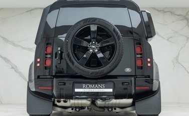 Land Rover Defender 110 D300 Hard Top X-Dynamic HSE 5