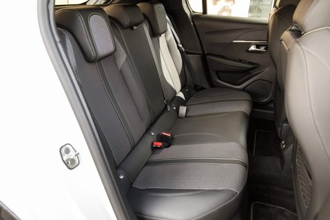 Peugeot 208 PURETECH GT S/S 38