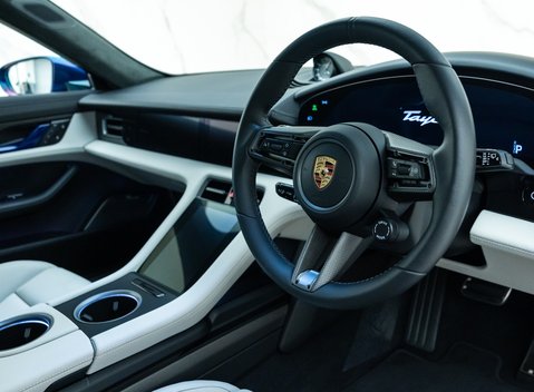 Porsche Taycan GTS Sport Turismo 8