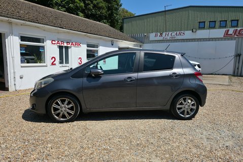 Toyota Yaris VVT-I SR.. AUTOMATIC.. 5 SERVICES.. STUNNING EXAMPLE..  5