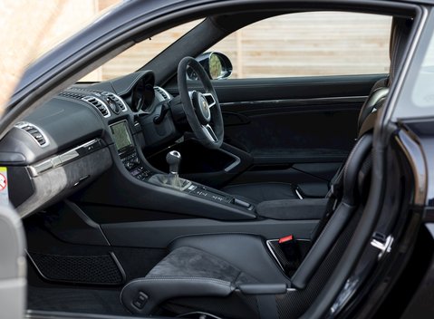 Porsche Cayman GT4 13