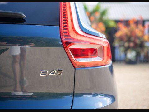 Volvo XC40 2.0 XC40 R-Design B4 MHEV AWD Auto 4WD 5dr 19