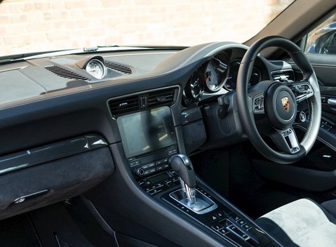 Porsche 911 (991.2) Targa 4 GTS 17