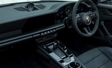 Porsche 911 (992) Targa 4 GTS 17