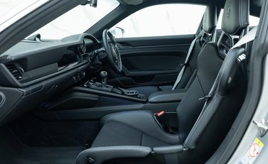 Porsche 911 GT3 Touring (992) 15