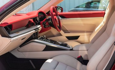 Porsche 911 (992) Targa 4S Heritage Design Edition 17