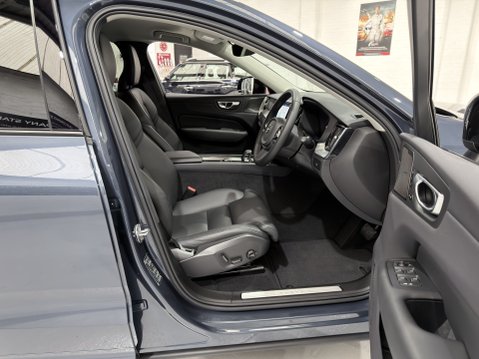 Volvo XC60 B4 PLUS MHEV 64