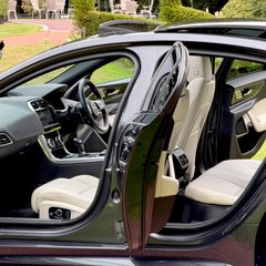 Jaguar XE R-DYNAMIC HSE BLACK 1